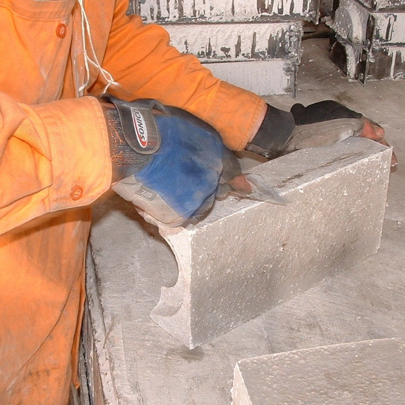 Finishing a refractory mould